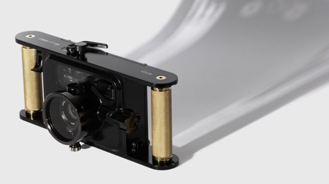 This-is-the-Worlds-First-Underwater-Housing-for-the-Leica-M6-Film-Camera