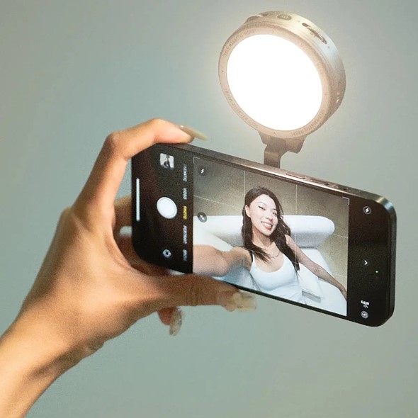Harlowe-Sol5-attached-to-phone