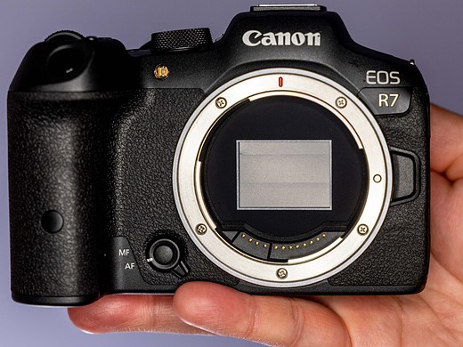 EOS-R7