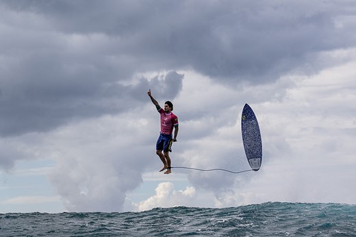 Jerome-brouillet-golden-moment-world-sports-photography-awards-winner-surf