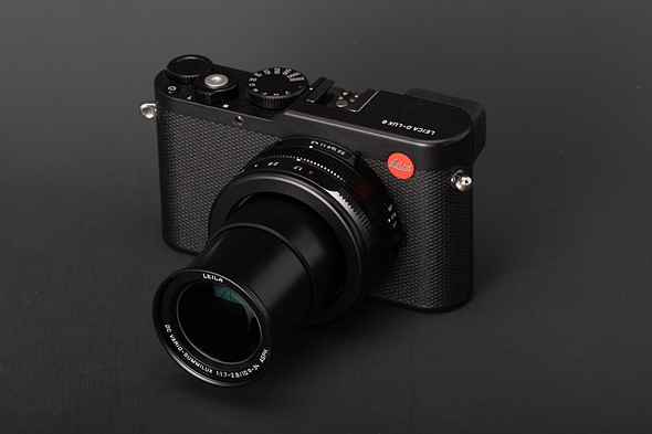 Leica-D-Lux-8-with-lens-extended