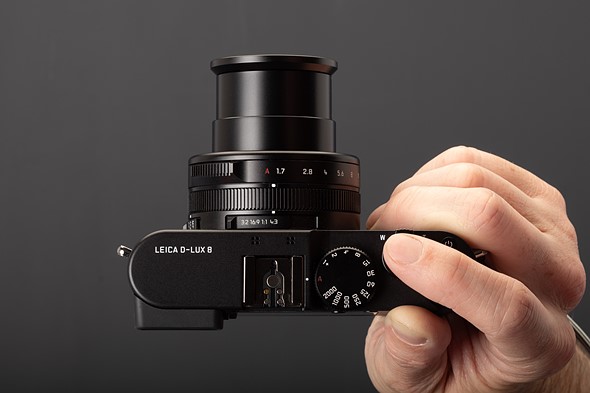 Leica D-Lux-8 in-hand td