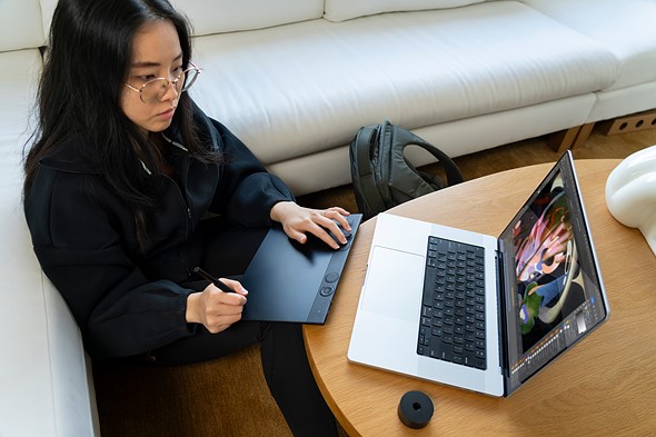 Wacom-Intuos-Pro-med-Dial-In-Use-Wireless-JoyceLiu