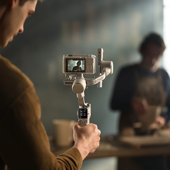 dji-rs-4-mini-gimbal-in-hand