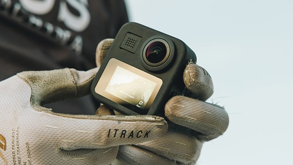 gopro-max-360-in-hands