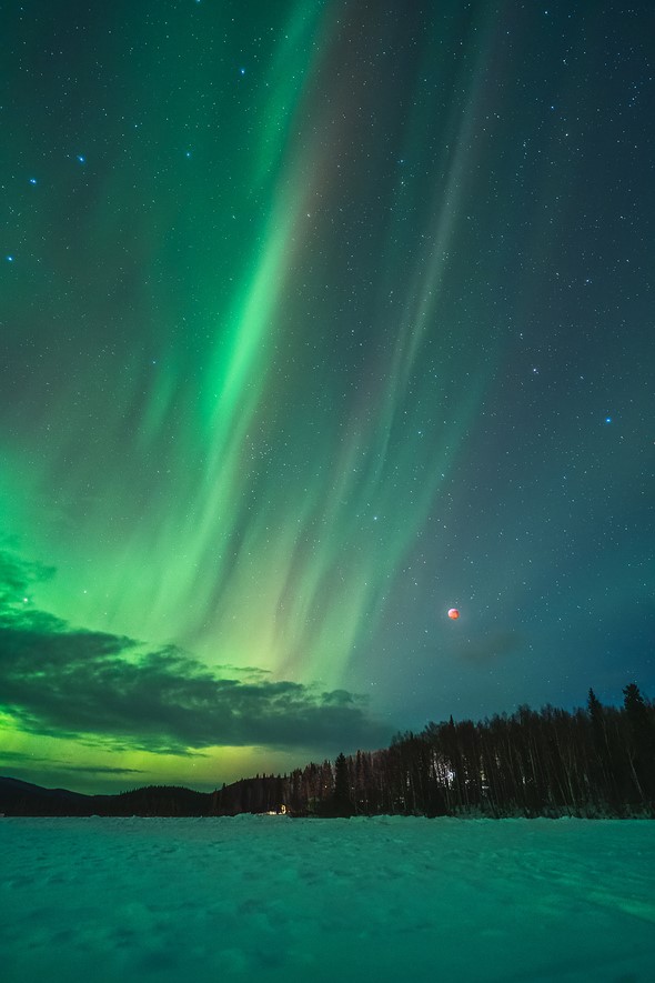 Total Lunar Eclipse and Aurora - 20 mm