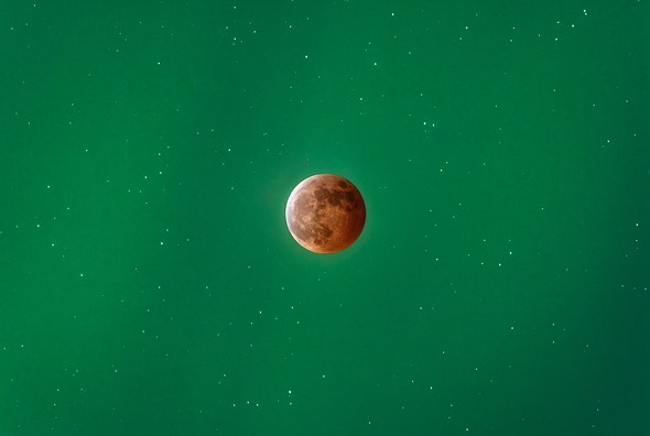 Total Lunar Eclipse and Aurora - 400 mm