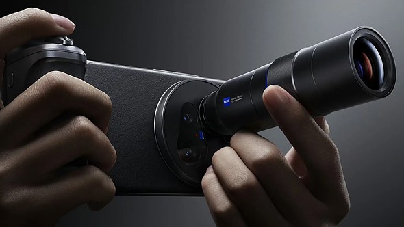 vivo-X200-Ultra-with-external-lens