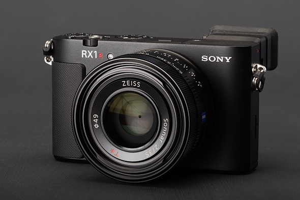 Sony RX1R III 3-quarter view