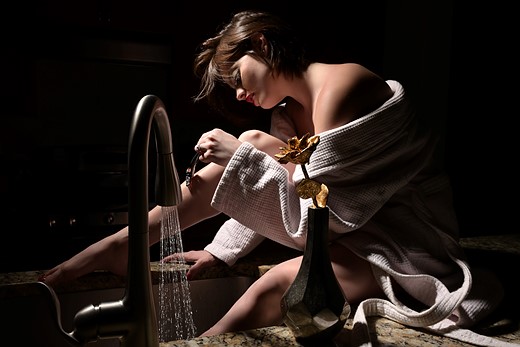 mstr-violet-bath-lady-robe-shadows