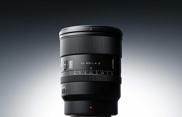 the_viltrox_85mm_F1p4_Pro_is_in_a_black_stand_against_a_black_to_white_gradient