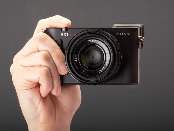 sony rx1riii in hand