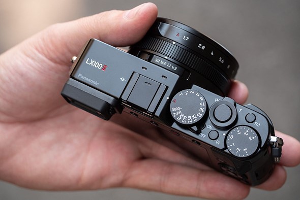 Panasonic LX100 II-in-hand1