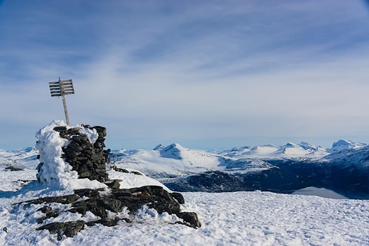Oeyvind - Trollheimen mountain region at top snow norway