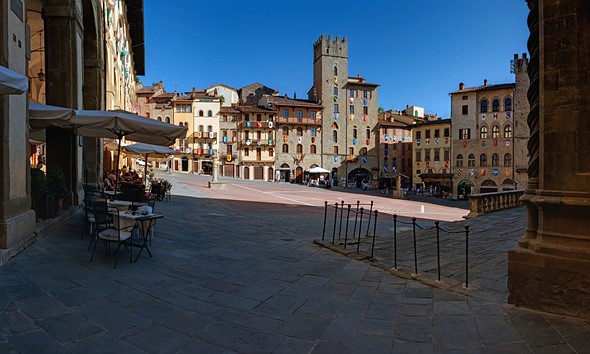 Piazza in Arezzo  Tuscany  Italy - Stephen Felce