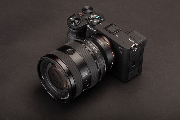 Picture of the A7CR with a 20-70mm lens attached